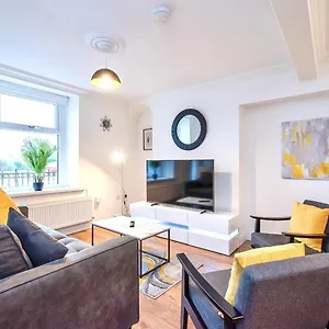  Holiday home Casa One Hundred - A Beautiful 4 Bed House On The Front