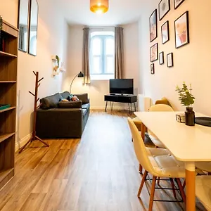  Apartment Free Parking | Smart Tv | 4 Guests